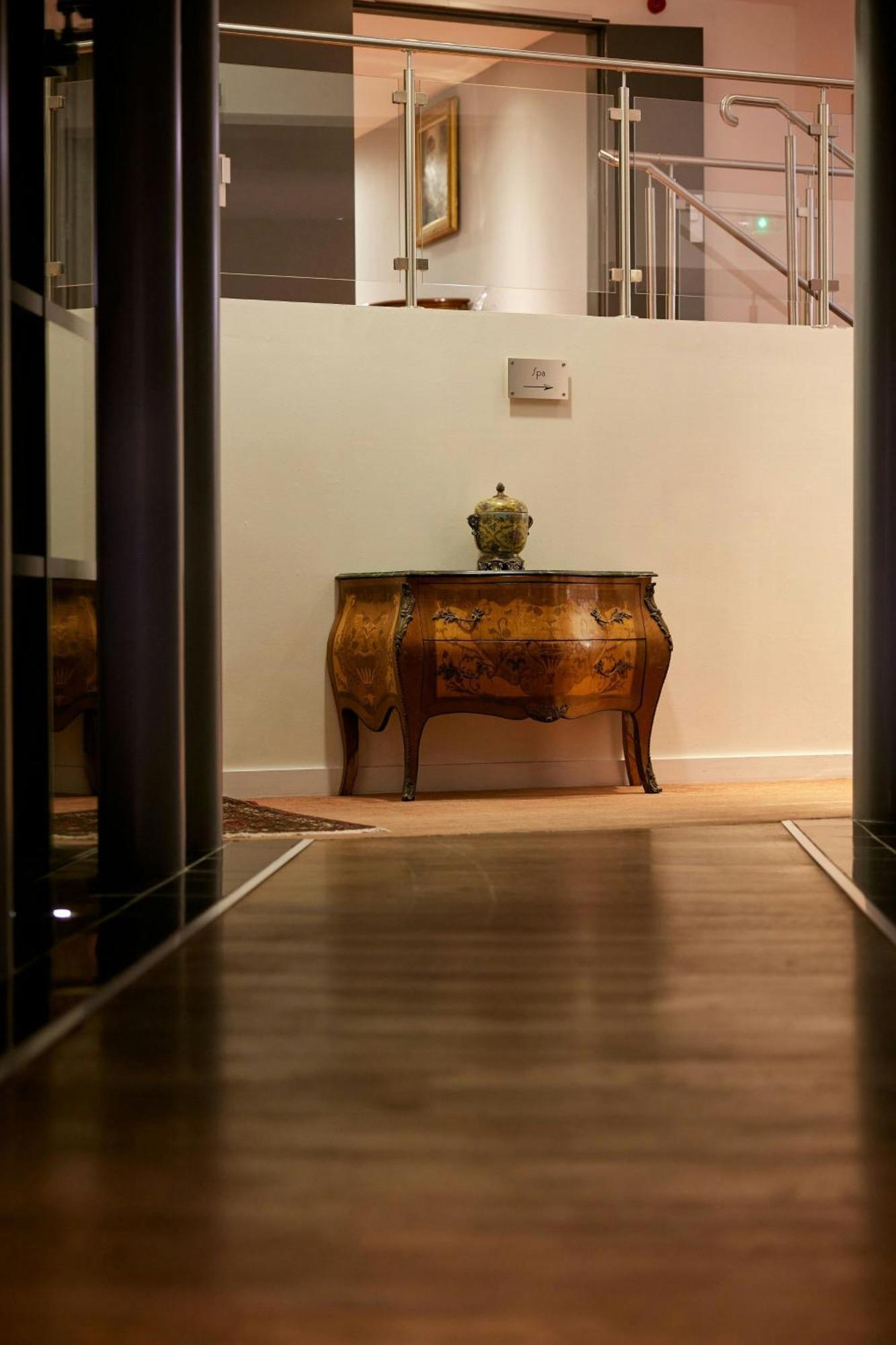 L'Hermitage Gantois, Autograph Collection Lila Exterior foto A console table